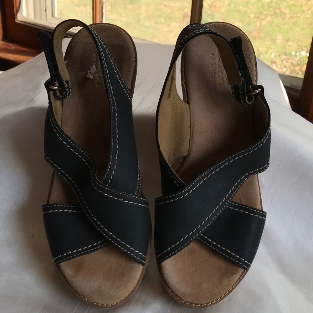 Clarks Women's Sandals in Black and Tan Size 7 Wide